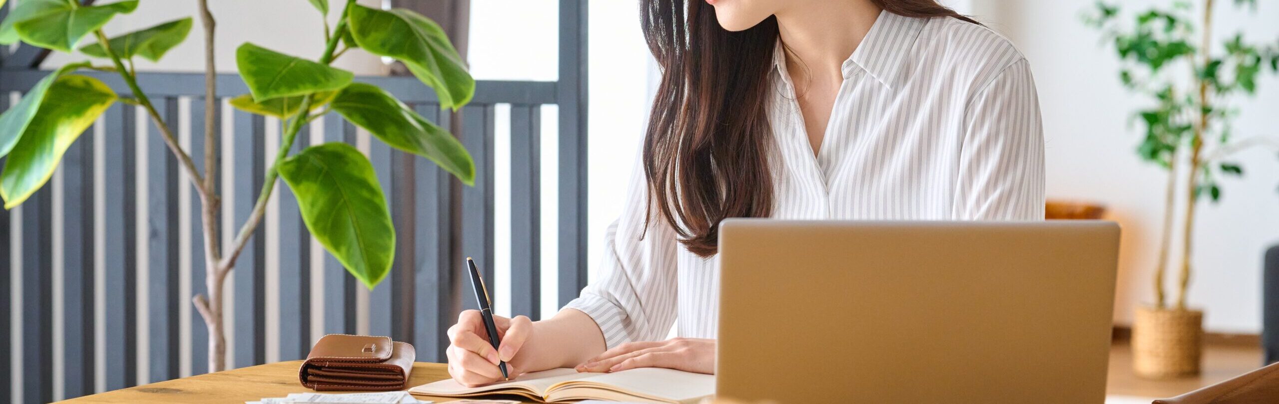 オンラインで相談準備をする女性のイメージ